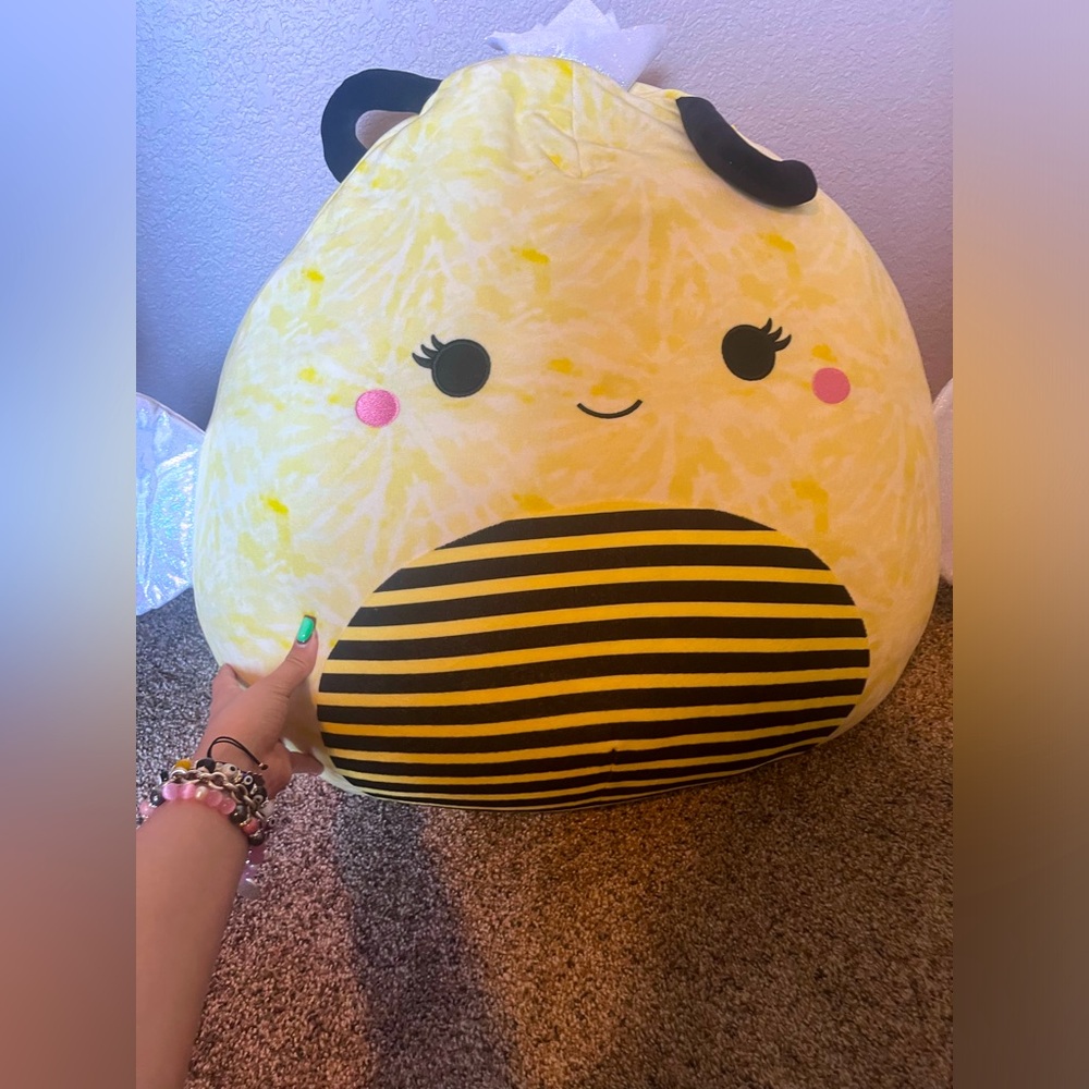 20 INCH QUEEN BEE SQUISHMELLOW NEW